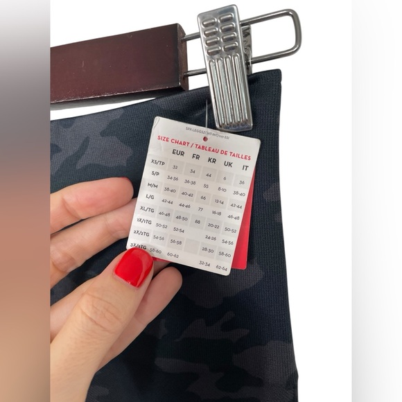 NWT Spanx Look At Me Now Leggings In Black Camo Seamless Size Small - Picture 4 of 7